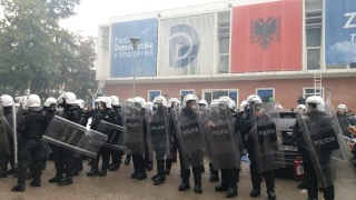Tensionet në PD, policia shpërndan turmën e protestuesve, RENEA ‘blindon’ selinë