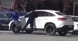 (VIDEO) Tenton të shtypë me makinë një person në Vlorë, i riu shpëton dhe i sulet shoferit me thikë