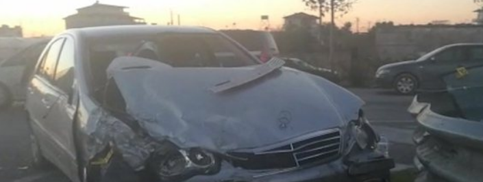 (VIDEO) Aksident me 3 të plagosur në Lushnje, trafik i rënduar pas përplasjes së dy makinave