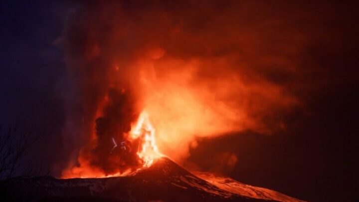 Shpërthimi i vullkanit Etna: Kërpurdha e hirit ngrihet në një lartësi prej 8000 metrash