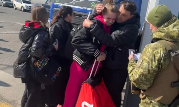 “Mami, babi, ju duam shumë”, tenistja ukrainase e përlotur lë prindërit dhe shkon refugjate në Rumani