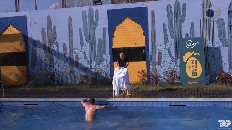 Nuk pyet për të ftohtin, Donaldi zhytet në pishinën me karafila të kuq (VIDEO)