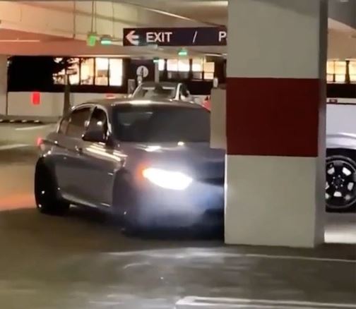 (VIDEO) Kur një shtyllë betoni në parking “shfaqet papritmas” përballë një BMW M3