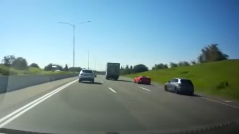 (VIDEO) Aksidenti në autostradë, kur një makinë SEAT hahet me Ferrarin në një sfidë të çmendur