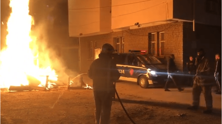 (VIDEO) Zjarr në ambientet e komisariatit të Kamzës, 3 të plagosur