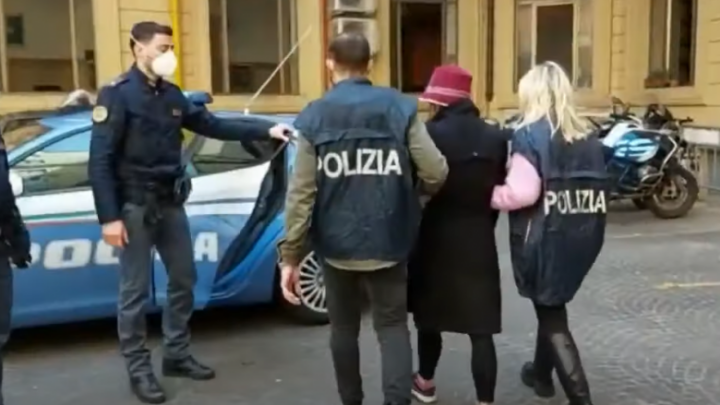Aksioni antidrogë në Itali, momenti i arrestimit të këngëtares Elsa Lila në Romë (VIDEO)