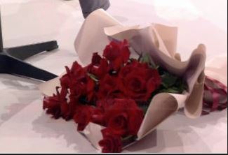 (VIDEO) Sherr në ditëlindjen e saj, Efi hedh në tokë lulet që i dhuroi Mevlani  