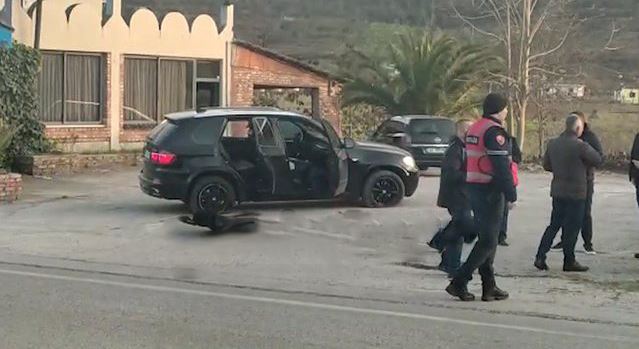 (VIDEO) Të shtënat me armë në Elbasan, gjendet e braktisur BMW me goma të shpuara e targa të vjedhura