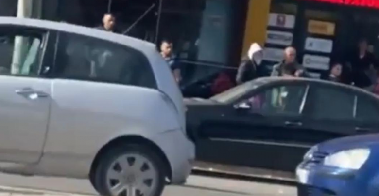 (VIDEO) Sherr në rrugë, vajza thyen me shkop bejsbolli xhamat e makinës së djalit që e parakaloi