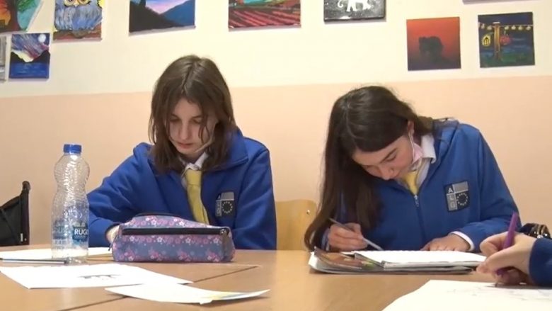 (VIDEO) Dy nxënëse të ardhura nga Ukraina pas agresionit të Rusisë, filluan mësimin në Prizren
