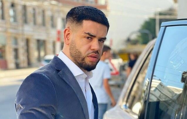 (VIDEO) Noizy nxjerr një video si duhet të sillet goca në makinë që t’i propozojë djali