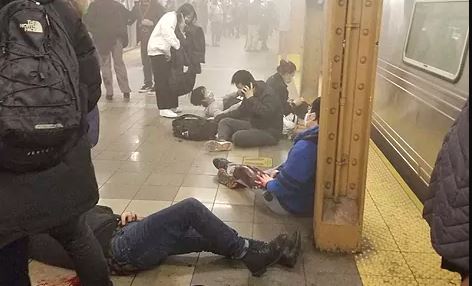 (VIDEO) Sulmi në metronë e Nju Jorkut, momenti kur njerëzit ikin në panik