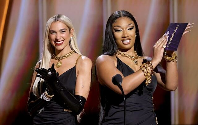 Dua Lipa dhe Megan Thee Stallion rikrijojnë një moment ikonik në Grammy