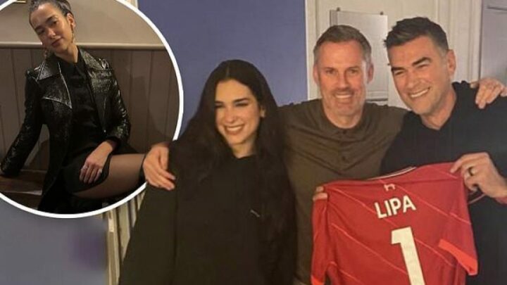 Dua Lipa dhe babai i saj marrin fanellën e personalizuar të Liverpoolit nga legjenda Jamie Carragher