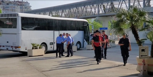 Përleshjet me policinë në Tiranë, 80 huliganë kthehen mbrapsht në Itali