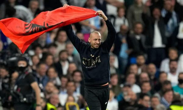 Flamuri kuqezi valëvitet në “Bernabeu”, prekje me fat për Karim Benzema që shënoi golin historik