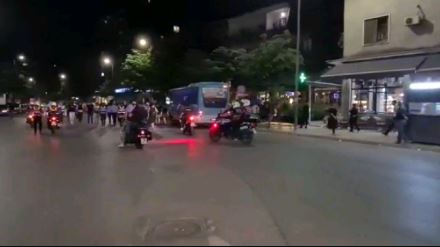 (VIDEO) Bëhet copa makina e policisë, huliganët holandezë me shkopinj e gurë