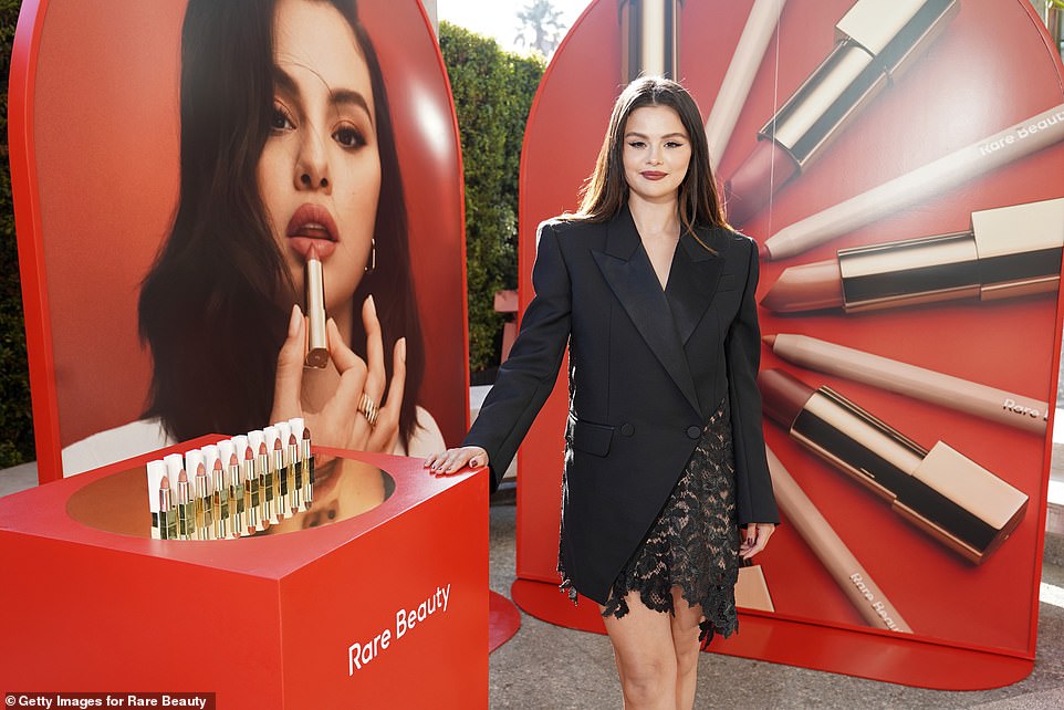 Selena Gomez mahnit me një fustan xhaketë dhe taka në prezantimin e koleksionit të buzëkuqve të Rare Beauty