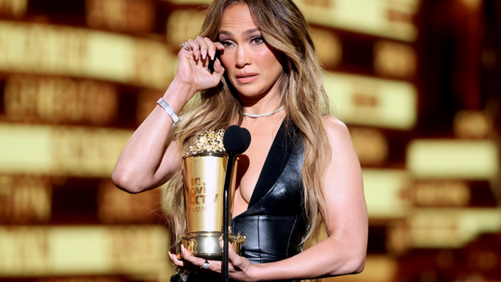 JLo përlotet gjatë fjalimit në “MTV Movie & TV Awards 2022” pas marrjes së çmimit