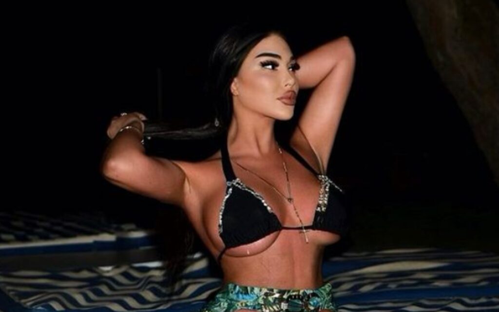 Ada e Për’puthen shfaq foto “përvëluese” me bikini