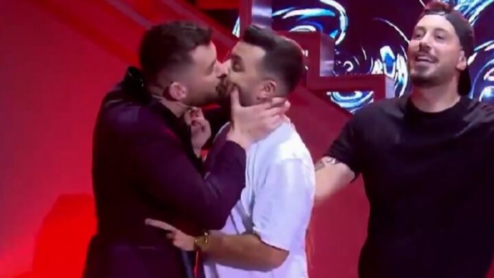 Romeo Veshaj puthet në buzë me Olsi Bylykun gjatë emisionit