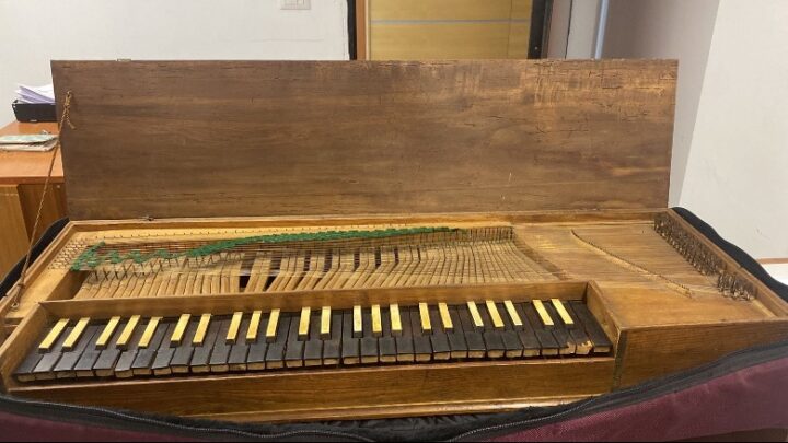 Pianoja antike e vjedhur në Konservatorin e Parmës përfundon në dyqanin e veglave muzikore në Vorë