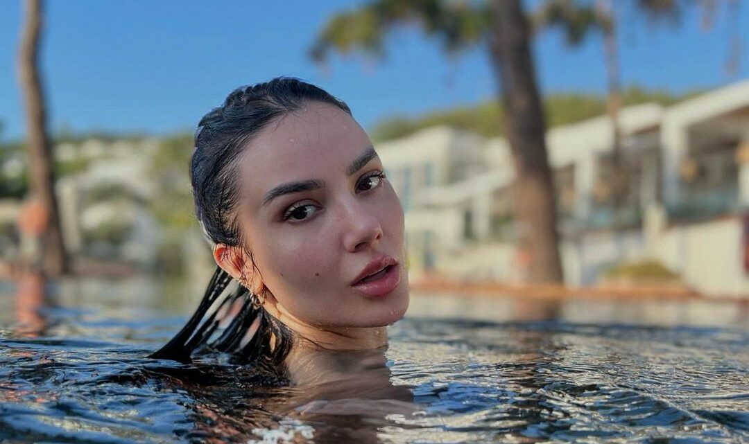 Me bikini dhe pa makeup, Bora Zemani publikon fotot nga pishina në hotelin në Turqi