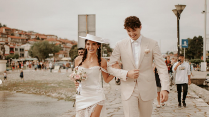 “Sa bukur na ka dalë nusja”, dasma e aktores turke në liqenin e Ohrit me këngë shqiptare
