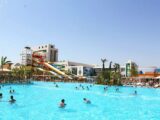 (VIDEO) Ngacmoi një vajzë tek resorti në Tiranë, 10 djem godasin të riun, njerëzit filmojnë dhe nuk i ndajnë