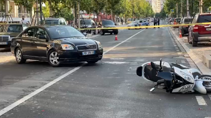 Shoferja e Toyota-s përplas dy të rinj me motor, aksidenti në mes të Vlorës