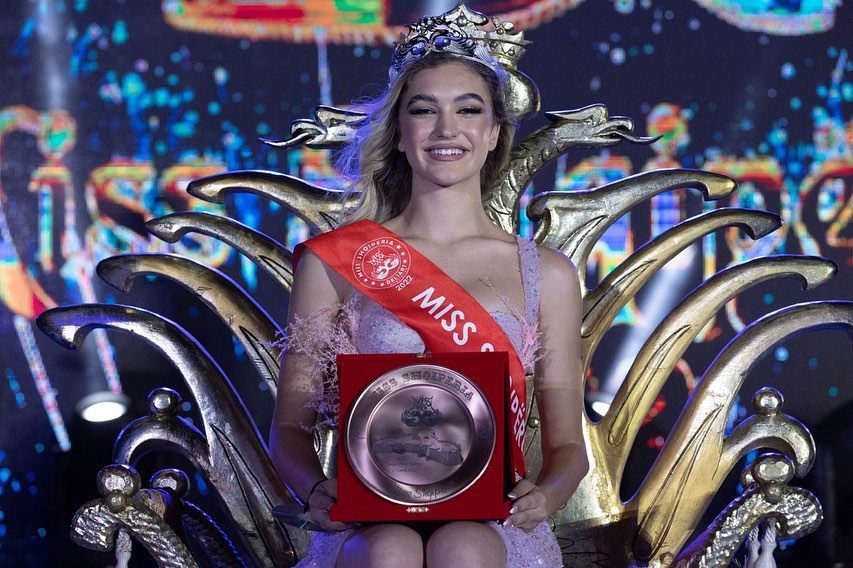 Konkursi “Miss Shqipëria 2022”, shpallet vajza më e bukur në Kalanë e Ali Pashës në Porto Palermo