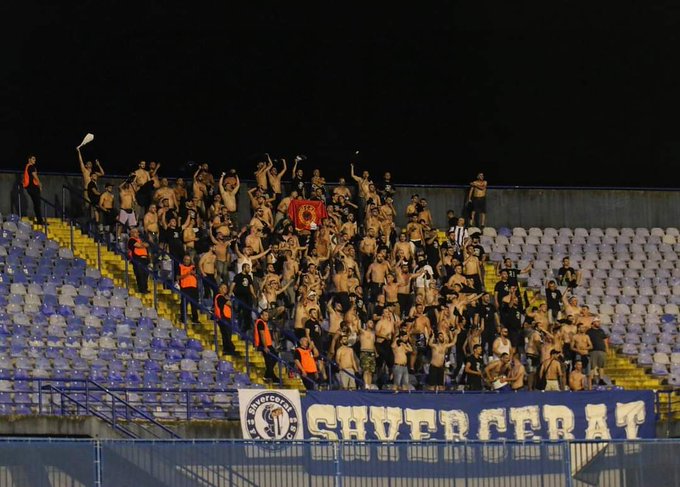 (VIDEO) Tifozët ultras shqiptarë bashkohen me kroatët kundër serbëve në Shkup