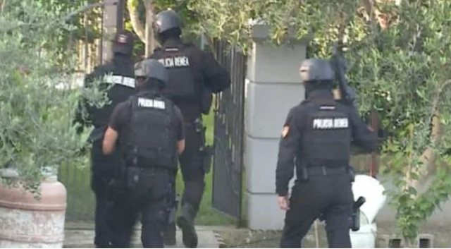 (VIDEO) RENEA aksion në Belsh, një i shoqëruar, dalin pamjet e efektivëve me maska dhe armë nëpër qytet