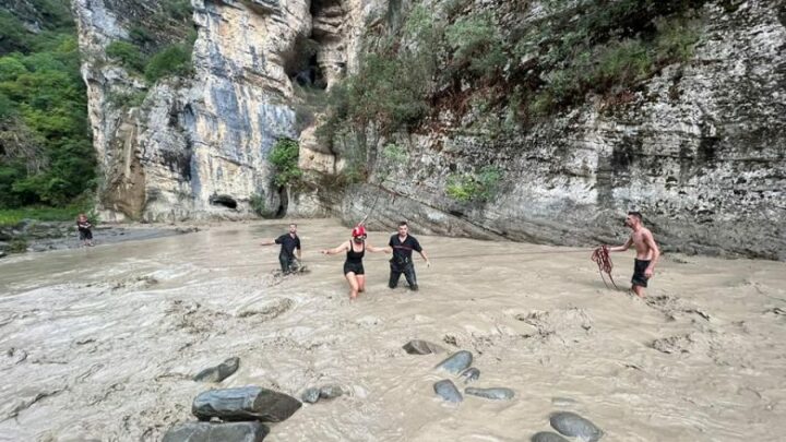 Dje u bllokuan 7 turistë, kanioni i Langaricës në Përmet i rrezikshëm, ndalohet hyrja pa guida të licencuara