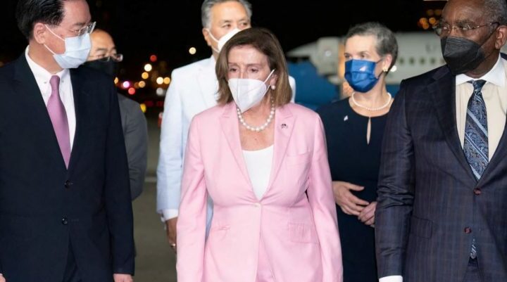 Mesazhet e koduara të kostumit rozë të Nancy Pelosit, me të cilin bëri paraqitjen e saj në Tajvan