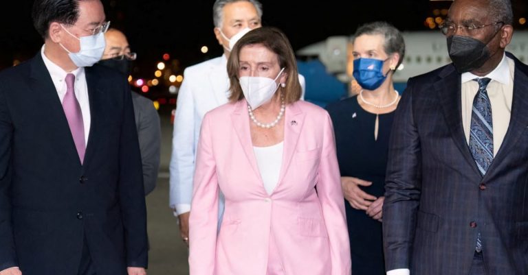 Mesazhet e koduara të kostumit rozë të Nancy Pelosit, me të cilin bëri paraqitjen e saj në Tajvan
