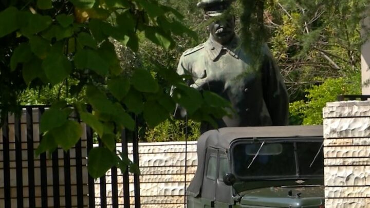 Stalini, Lenini e një Gaz69 në ballë të vilës së Mehmet Shehut