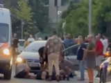 (VIDEO) Shoferja përfundon me makinë mbi trotuar, 4 këmbësorë të plagosur tek “Kodra e Diellit” në Tiranë, mes tyre dhe një fëmijë