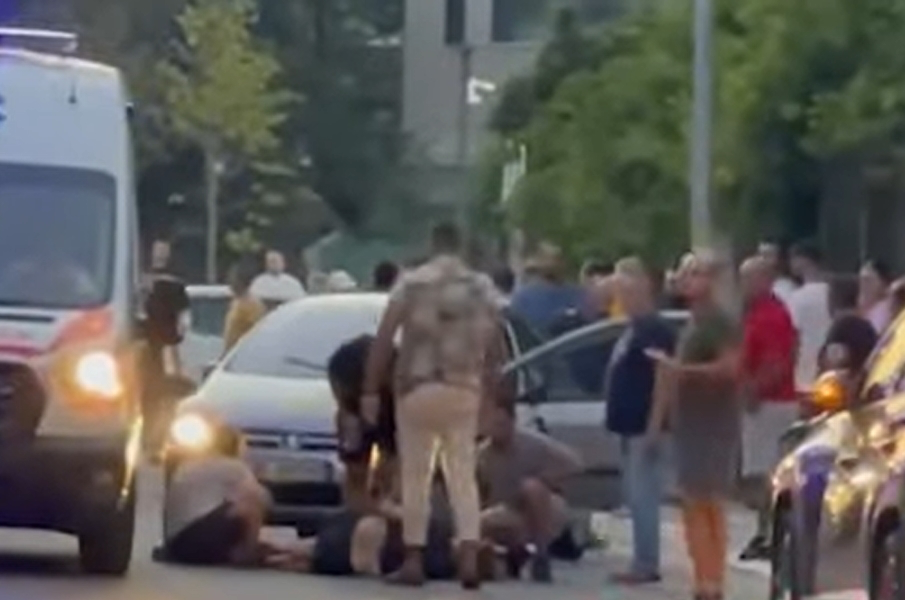 (VIDEO) Shoferja përfundon me makinë mbi trotuar, 4 këmbësorë të plagosur tek “Kodra e Diellit” në Tiranë, mes tyre dhe një fëmijë