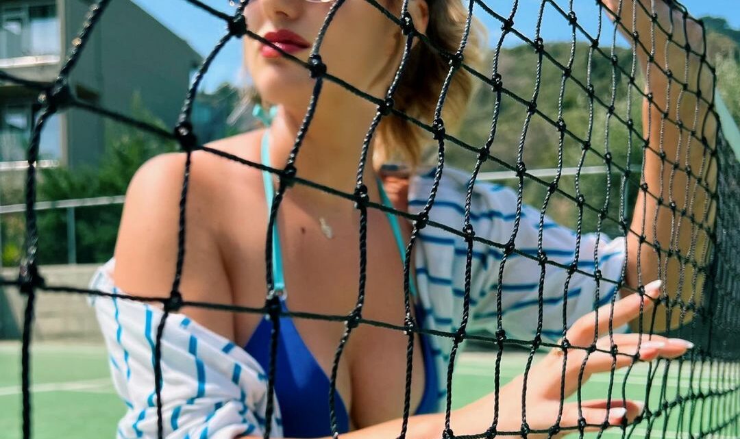 “Jeta është si një lojë tenisi…”, këngëtarja Evi Reçi dhe ish-banori i Big Brother shkëmbejnë pëlqime dhe zjarr për fotot e saj provokuese