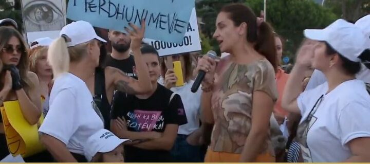 (VIDEO) “E thirra unë protestën”/ Fifi i kthehet ashpër aktivistes, ja debati