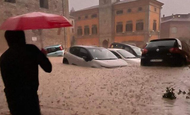Përmbytjet në Itali, vdesin 10 persona/ Shqiptarja: Ja si shpëtova bashkë me gjyshin dhe vajzën e mitur