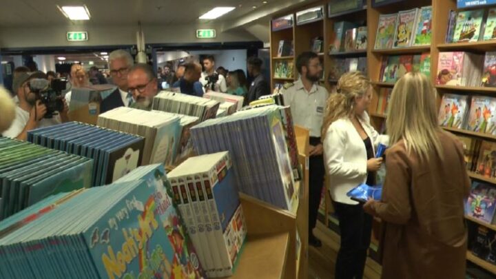 Anija-librari me 5 mijë tituj librash ankorohet në Portin e Vlorës
