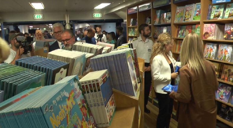 Anija-librari me 5 mijë tituj librash ankorohet në Portin e Vlorës