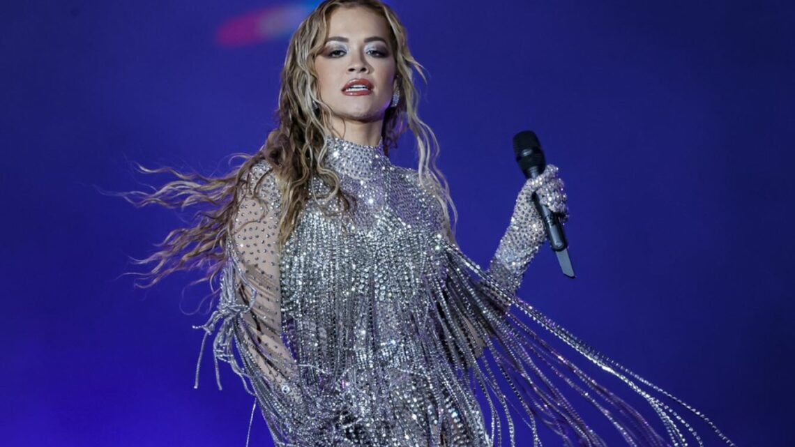 Rita Ora interpreton një cover të Kate Bush, por merr reagime negative për ndryshimet, ja ç’mendon bashkëshorti Taika