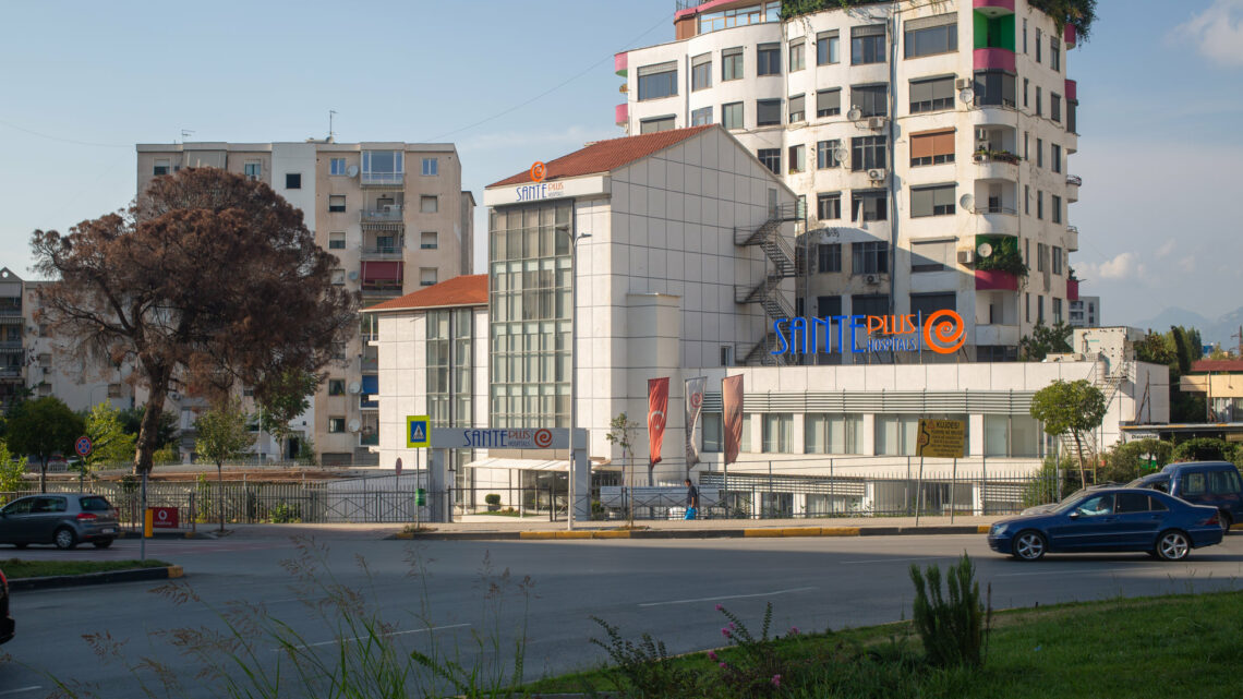 Dëmtoi pacientët për rimodelim barku, mbyllet spitali “Sante Plus” në Tiranë