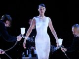 (VIDEO) Bella Hadid del nudo në sfilatë, ndërsa stilistët i qepin fustanin në mes të pasarelës