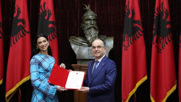 Dua Lipa merr pasaportën shqiptare