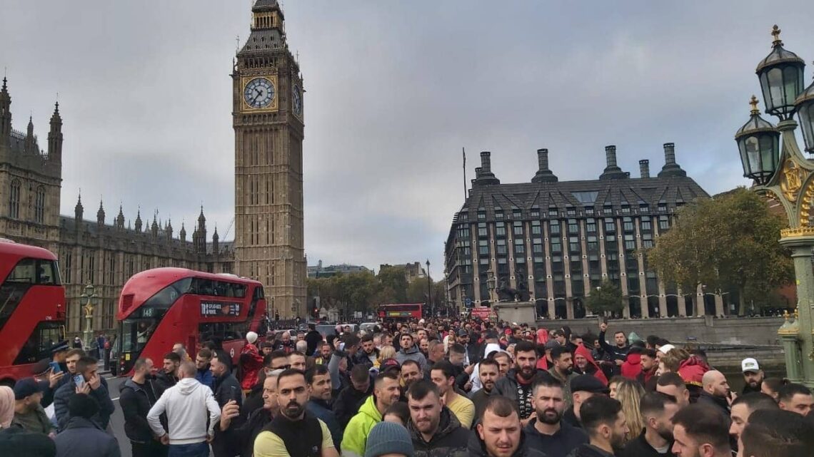 (VIDEO) Shqiptarët protestojnë në Londër, kërkojnë dorëheqjen e Sekretares së Brendshme