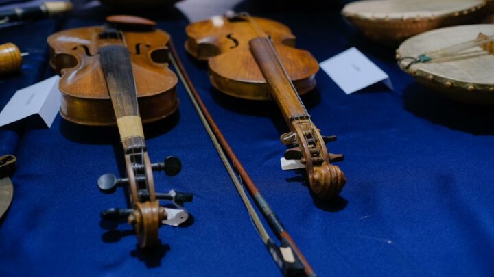 ‘Tinguj të heshtur’, ekspozohen 32 instrumente të vjetër muzikor shekullorë